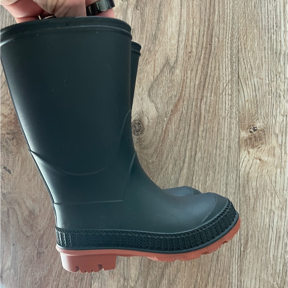 Toddler rain boots. size 5. Black.